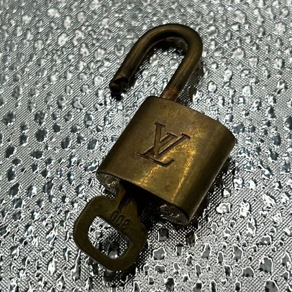 Louis Vuitton Paris Women's Padlock Lock & Key Gold Brass #300 Authentic - Picture 6 of 6